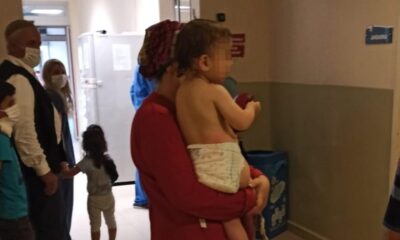 İkiz bebeklerin üzerine kaynar su döküldü