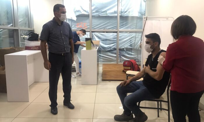 İlçede kurulan aşı çadırına yoğun ilgi