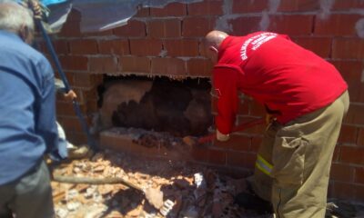 İnek ahırın duvarı kırılarak kurtarıldı