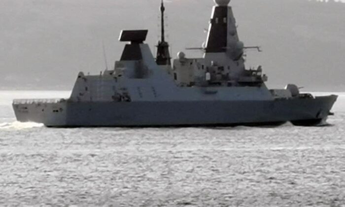 İngiliz savaş gemisi ‘HMS Defender’ Çanakkale Boğazı’ndan geçti