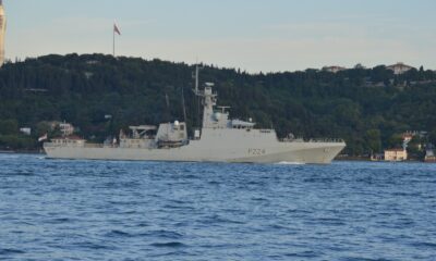 İngiliz Savaş Gemisi ’HMS Trent’ İstanbul Boğazı’ndan geçti