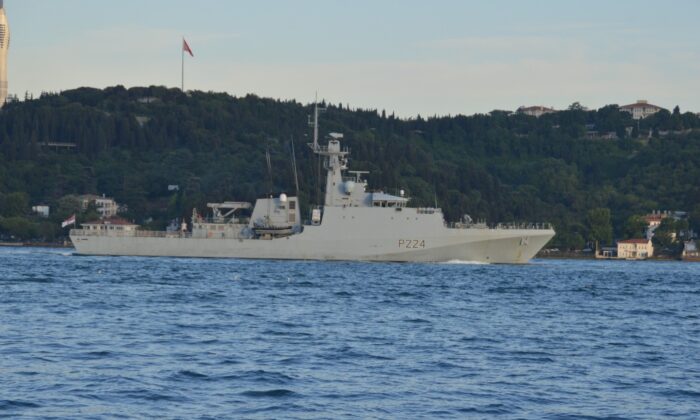 İngiliz Savaş Gemisi ’HMS Trent’ İstanbul Boğazı’ndan geçti