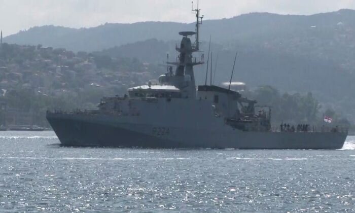 İngiliz savaş gemisi İstanbul Boğazı’ndan geçti