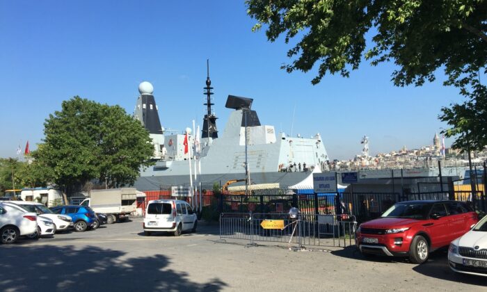 İngiliz savaş gemisi Sarayburnu’na demirledi