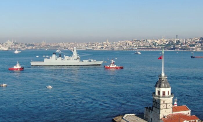 İngiliz savaş gemisi Sarayburnu’na demirledi