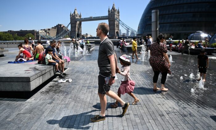 İngiltere’de Covid-19 vakaları artmaya devam ediyor