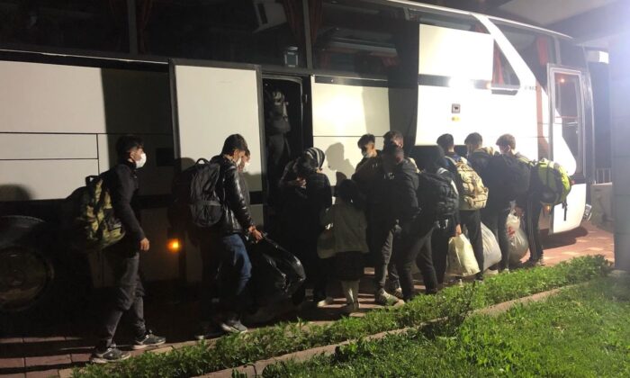 İnsan kaçakçılarının kandırdığı 34 Afganistan uyruklu göçmen yakalandı