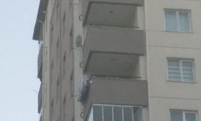 İntihar için balkona çıkan şahıs ikna edildi