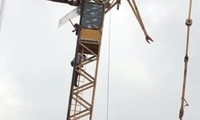 İntihar için inşaatın vincine çıkan şahsı polis aşağıya indirdi