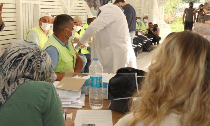 İpekyolu Belediyesi personeli korona virüs aşısı oldu