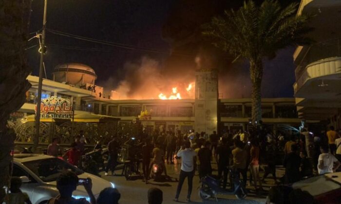 Irak’ta bir AVM’de yangın çıktı