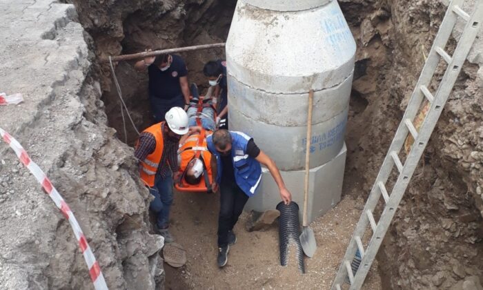 İş makinesi çaptı, kanalizasyon çukuruna düştü