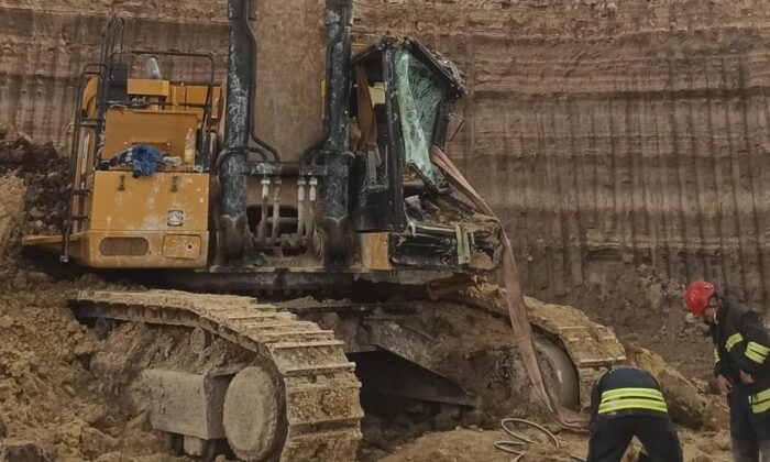 İş makinesinin üzerine toprak kaydı: 1 yaralı