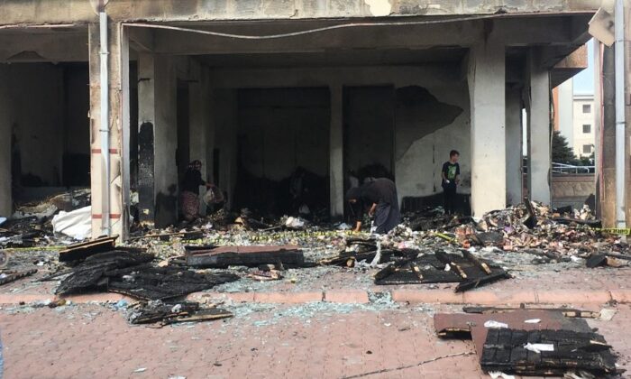 İş yeri ve 3 otomobilin küle döndüğü yangından geriye bu görüntüler kaldı