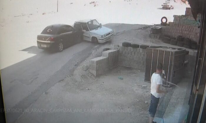 İş yerinin camını temizlerken ezilmekten kıl payı kurtuldu