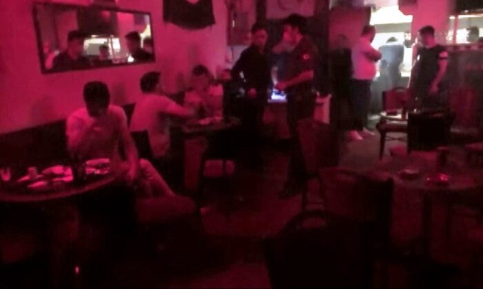 Işıkları kapatıp, polisleri atlatacaklarını sandılar