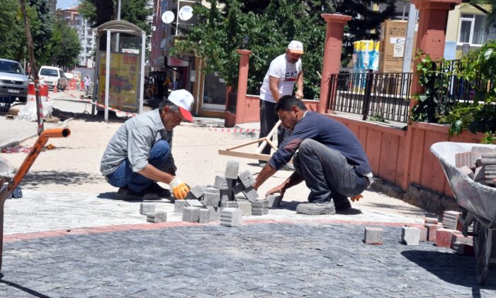 Isparta, belediyenin ürettiği begonit taşlarla donanıyor
