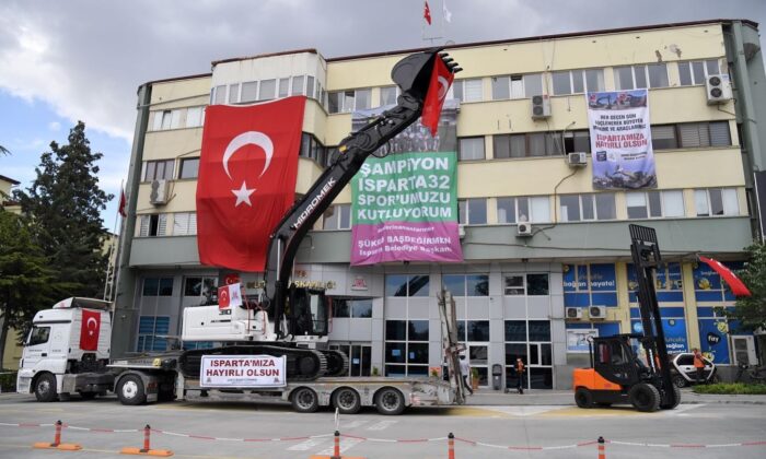 Isparta Belediyesine 2 yeni iş makinesi