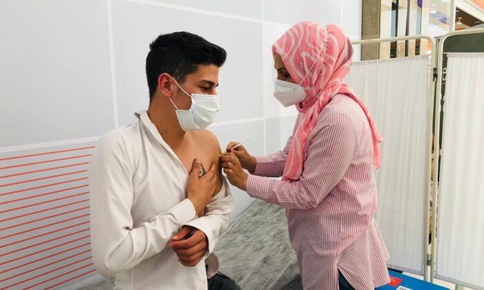 Isparta’da AVM’de aşı istasyonu kuruldu