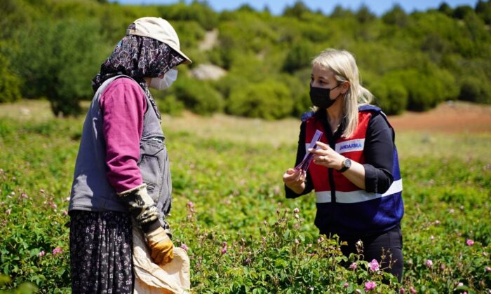 Isparta’da Jandarma köy köy gezerek KADES’i tanıtıyor