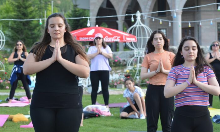 Isparta’da kadınlar pandeminin stresini açık havada yoga ile atıyor