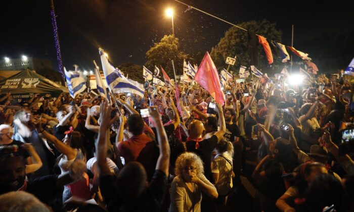 İsrail’de binlerce kişi Netanyahu’nun gidişini kutladı