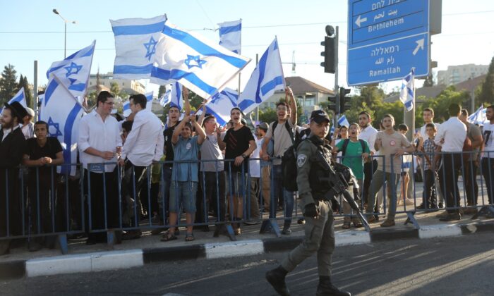 İsrail’de fanatik Yahudilerden bayrak yürüyüşü