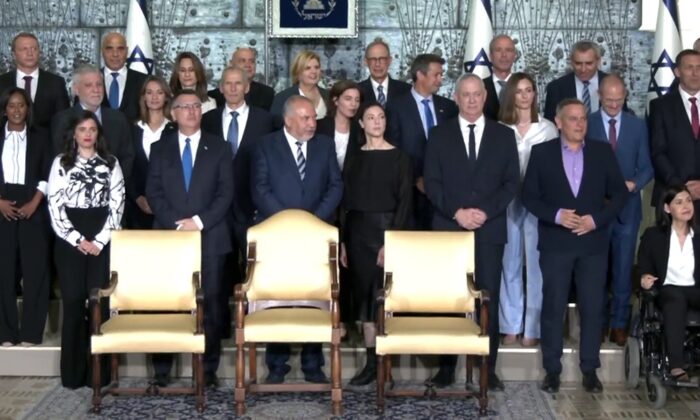 İsrail’de yeni hükümet aile fotoğrafı çektirdi