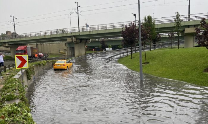 İstanbul’da aniden bastıran yağmurda Topkapı Varyant altı sular altında kaldı
