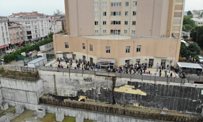 İstanbul’daki hastanede aşı yoğunluğu drone ile havadan görüntülendi