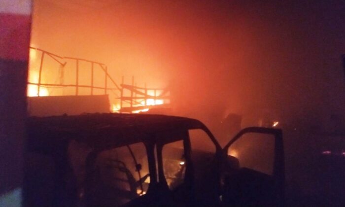 İşyerindeki yangından bir otomobil ile binlerce lira değerindeki mobilya malzemesi kül oldu