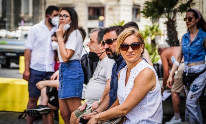 İtalya’da açık alanlarda maske zorunluluğu kaldırıldı
