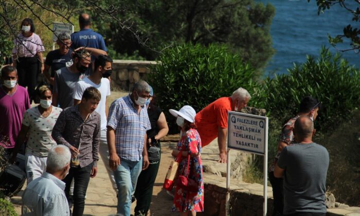 İtfaiye ceset çıkarma derdinde vatandaşlar ise izleme