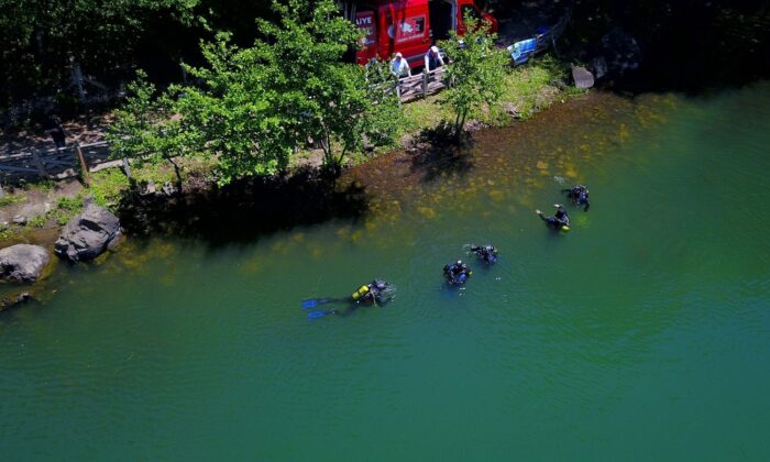 İtfaiye su altında çöp topladı, çevre kirliliğine dikkat çekti