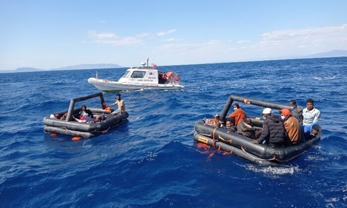 İzmir açıklarında 131 düzensiz göçmen kurtarıldı