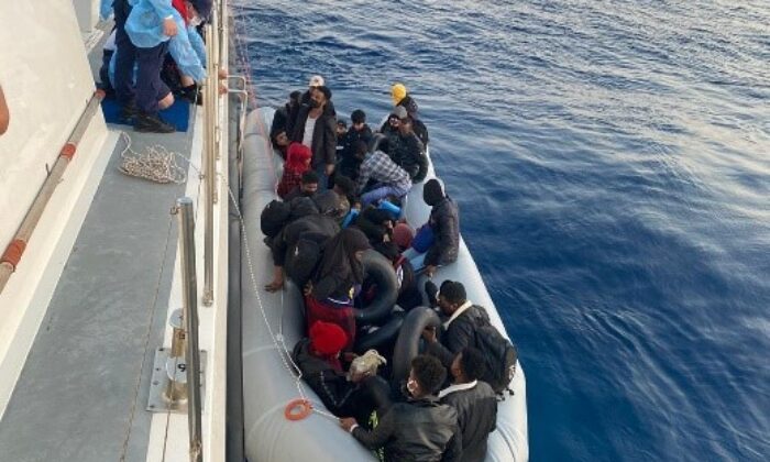 İzmir açıklarında 31 düzensiz göçmen kurtarıldı