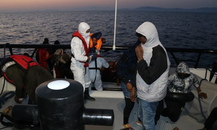 İzmir açıklarında 32 düzensiz göçmen kurtarıldı
