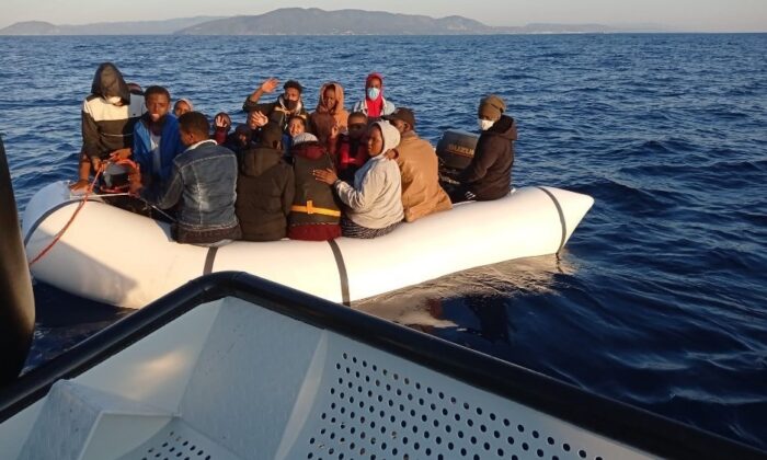 İzmir açıklarında 35 düzensiz göçmen kurtarıldı