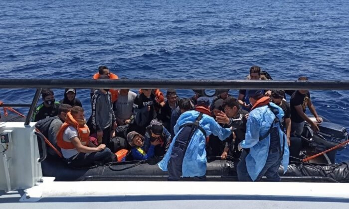 İzmir açıklarında 55 düzensiz göçmen kurtarıldı