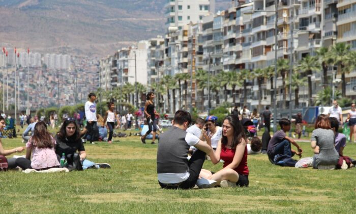 İzmir Kordonboyu’nda kısıtlamasız Cumartesi yoğunluğu