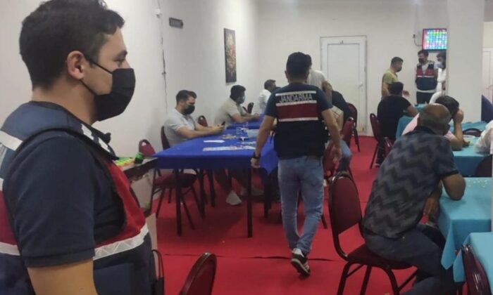 İzmir’de 111 kişiye kumar oynarken suçüstü