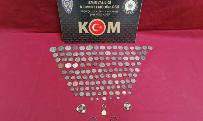 İzmir’de 131 parça tarihi eser ele geçirildi