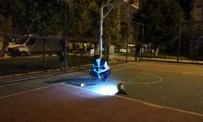 İzmir’de 15 yaşındaki çocuk, kendisini ikaz eden polisi bıçakladı