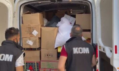 İzmir’de durdurulan kamyonetten tıka basa kaçak ürün ele geçirildi
