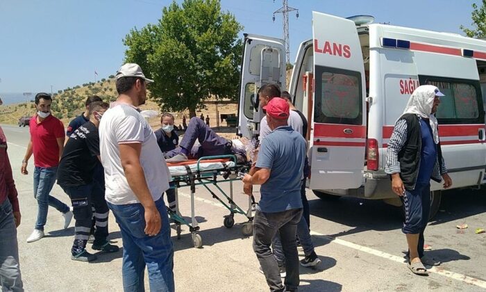 İzmir’de feci kaza: 1 kişi yaşamını yitirdi, 17 tarım işçisi ölümden döndü