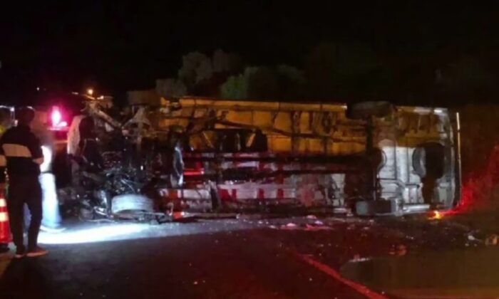 İzmir’de film ekibini taşıyan minibüs kaza yaptı: 9 yaralı