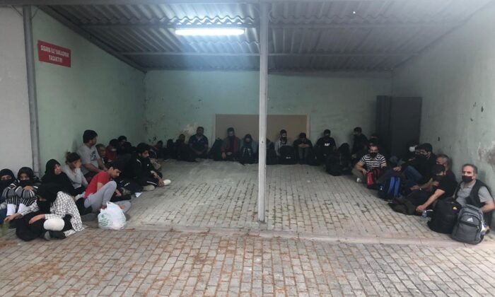 İzmir’de göçmen kaçakçılığı operasyonu: 4 gözaltı