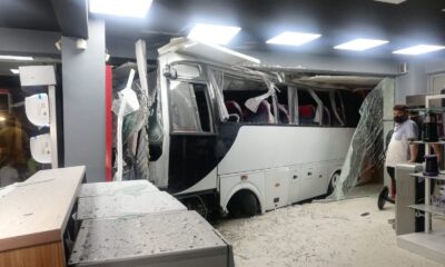 İzmir’de işçi servisi mobilya mağazasına daldı: 12 yaralı