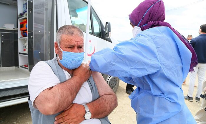İzmir’de mevsimlik tarım işçilerine korona virüs aşısı başladı