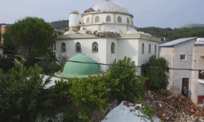 İzmir’de sağanak yağış ve fırtına ortalığı savaş alanına çevirdi